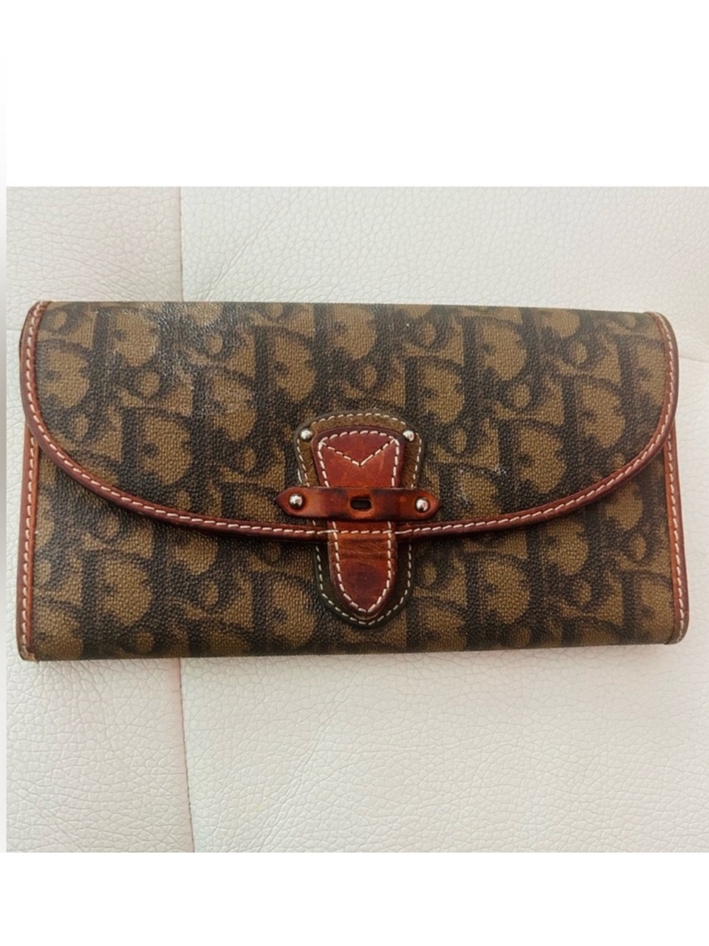 CHRISTIAN DIOR Vintage
Romantic Brown Trotter Wallet